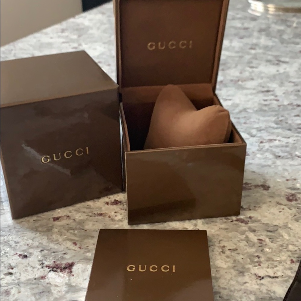 Gucci Swiss quartz movement watch MACYS HAS IT LISTED FOR $2150 - Picture 4 of 6